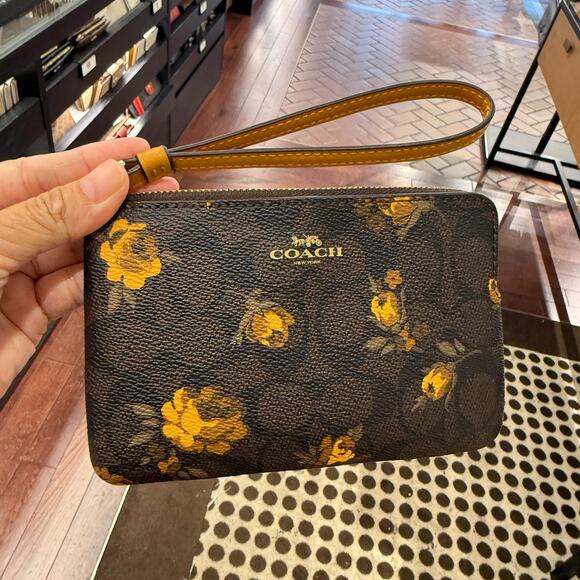 Coach Corner Zip Wristlet In Signature Canvas With Floral Print CCL19 - Picture 1 of 6